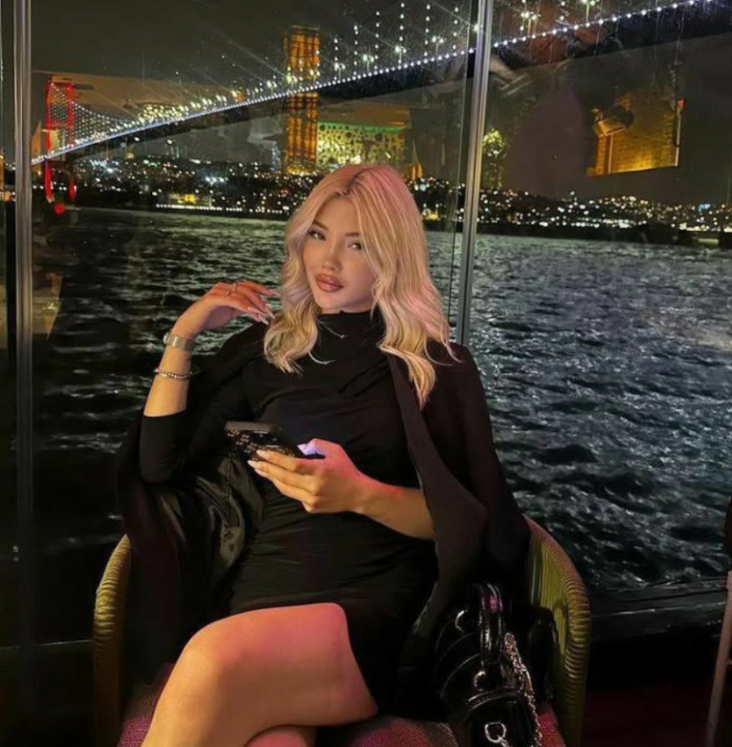 Güzel Bayanlar Yakışıklı Erkekler Burada