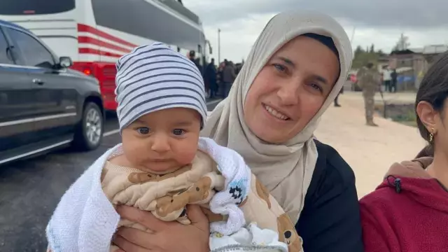 Cumhurbaşkanı Erdoğan, 4 aylık bebeği görünce konvoyu durdurdu Cumhurbaşkanı Erdoğan, 4 aylık bebeği görünce konvoyu durdurdu