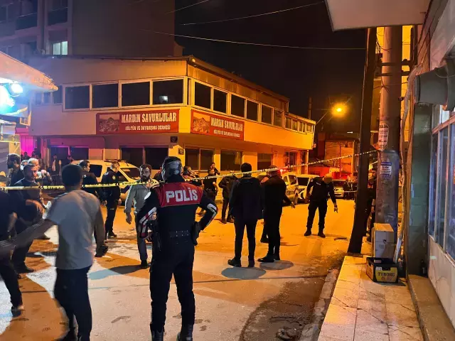 İzmir'de 1 kişinin &ouml;ld&uuml;ğ&uuml;, 3 kişinin de yaralandığı saldırı g&uuml;venlik kamerasında