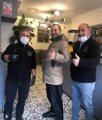 T&uuml;rkiye bu midyeciyi konuşuyor! &Uuml;nl&uuml; şarkıcılar da yemek yemiş