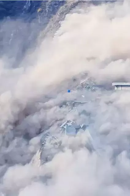 Yeni k&ouml;pr&uuml; a&ccedil;ıldıktan haftalar sonra &ccedil;&ouml;kt&uuml;: Dev beton bloklar nehre d&uuml;şt&uuml;