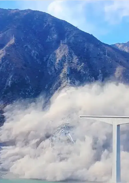 Yeni k&ouml;pr&uuml; a&ccedil;ıldıktan haftalar sonra &ccedil;&ouml;kt&uuml;: Dev beton bloklar nehre d&uuml;şt&uuml;